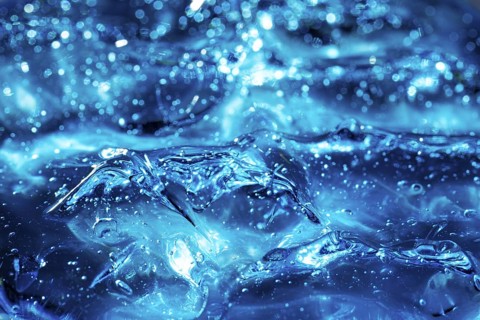 Reinigendes blaues Gel mit Makro-Hintergrundtextur Produkt für Kosmetologie und Dermatologie