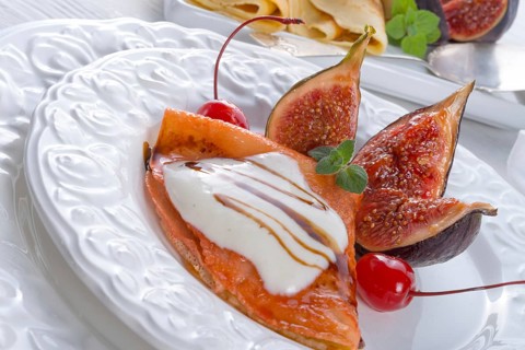 Flambiertes pfannkuchen mit feigen und kirschen