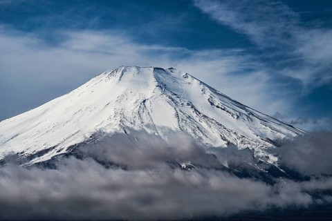 Mount Fuji and majestic sky (taken from Lake Yamanaka). Shooting Location: Yamanashi Prefecture