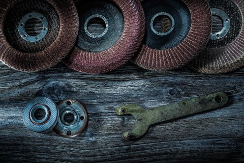 Radial abrasive discs on wooden board
