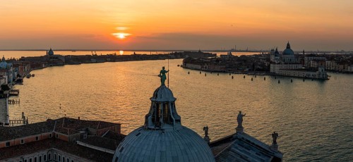 Abendstimmung bei Sonnenuntergang, Ausblick von Kirche San Giorgio Maggiore zur Basilika Santa