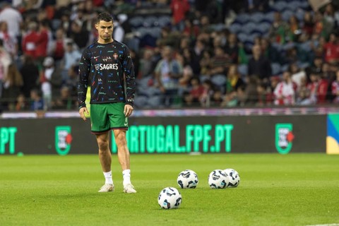 Football match, Cristiano RONALDO CR7 Portugal warming up in front of the match, looking at the