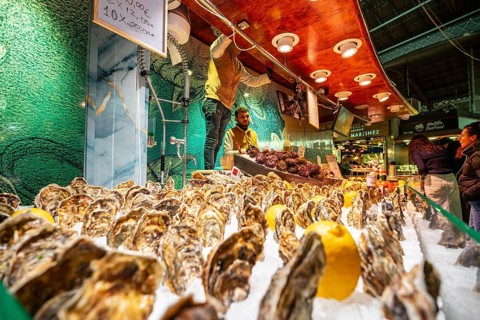 Sale of fresh oysters, La Boqueria Market, La Rambla, Barcelona, ??Catalonia, Spain