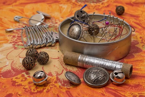 Set of accessories for sewing threads and buttons