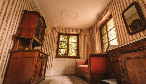 Urban Eploring in an old abandoned manor house, a Lost Place with antique furniture and wonderful