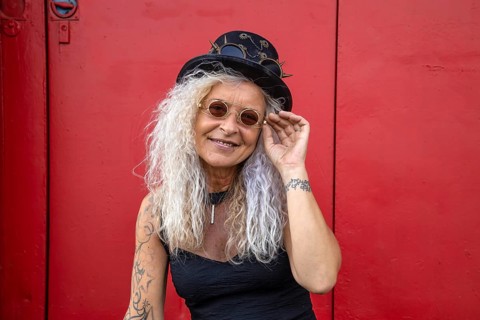 Portrait von schöner Steampunk Lady mit rotem Hintergrund