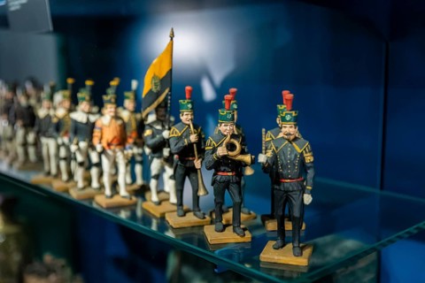 In the atmospheric setting of the Jägerhof, virtuoso and naive folk art from Saxony can be seen in