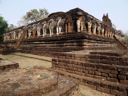Wat Chang Rob in the UNESCO World Heritage Site Kamphaeng Phet Historical Park, Thailand