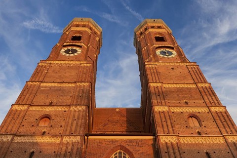 The two towers of the Church of Our Lady in the historic centre of Munich in front of a clear cloud