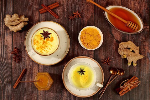 Eine Variante der japanischen Tee-Latte aus goldener Kurkuma-Mondmilch. Das gesunde Trendgetränk