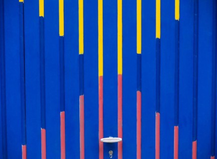 Garage door with graphic pattern in the colours blue, red and yellow, format-filling