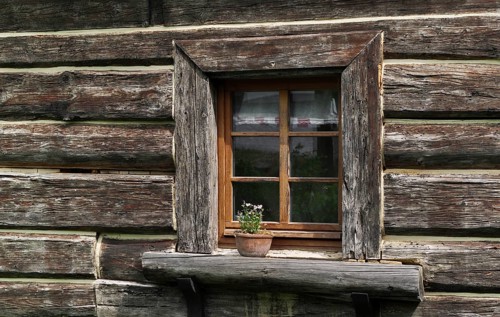 The restored, listed old log house is located in the village of Ruderitz in the Vogtland, which was