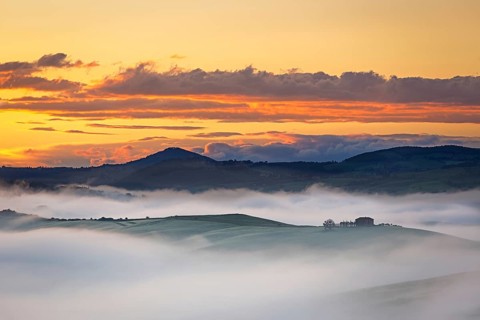Farmhouse near in Val d'Orcia at foggy dawn, Tuscany, Italy