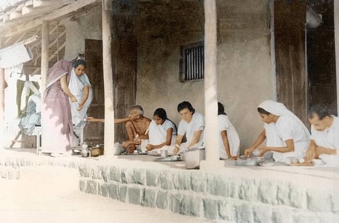 Mahatma Gandhi and others taking dinner Sevagram Ashram, Wardha, India, Asia, November 1933
