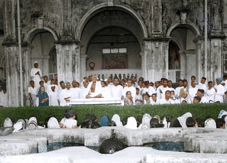 Mahatma Gandhi at public prayer meeting, Rungta House, Mumbai, Maharashtra, India, Asia, September