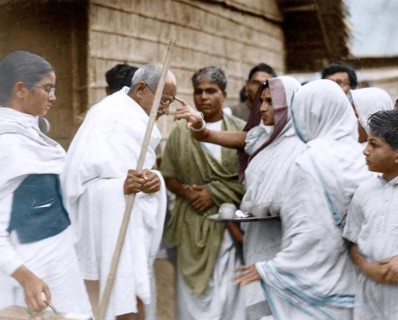 Mahatma Gandhi welcomed in village after Hindu Muslim riots, East Bengal, India, Asia, January 1947