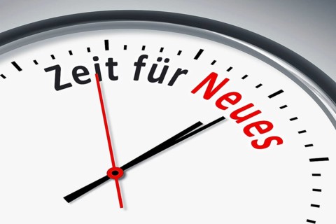 Eine Uhr mit Text Zeit für Neues