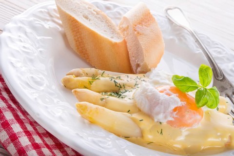 Asparagus with sauce