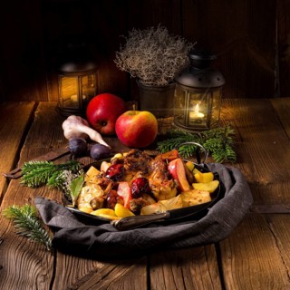 Chicken pieces with fruit and vegetables from the oven