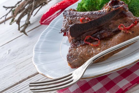 Grilled ones rib with broccoli