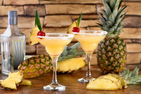 Lime combined with fresh pineapple juice and tequila are cocktails that always have a bright taste