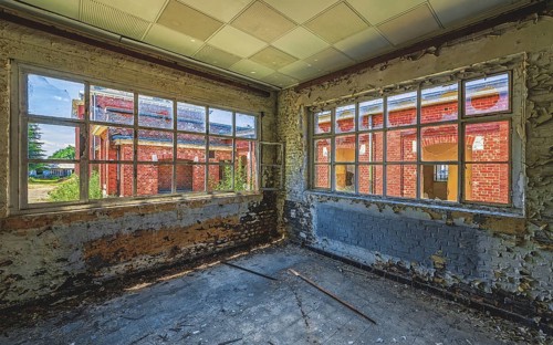 Empty room with large windows, peeling walls and visible brickwork, Prison H11, Lost Place,