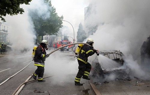 Fire brigade extinguishes burning cars on the Elbchaussee in Hamburg after the riots at the G20