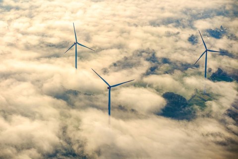 Wind turbines in the wintry morning mist protrude from the fog layer in the Haltern and Marl area.