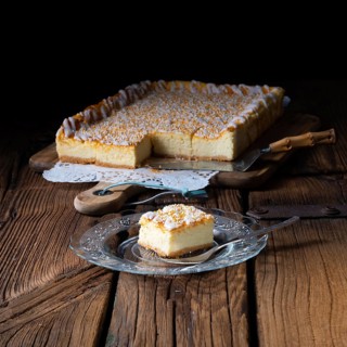Succulent tin cheesecake with crumbs