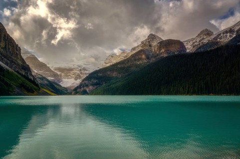 Lake Louise, Banff, Alberta Kanada travel destination with turquoise water