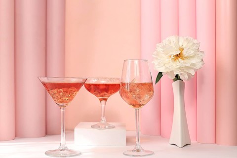 Festliche alkoholischen Cocktail Aperol Spritz, rot Martini, Tequila in Gläsern auf einem hellen