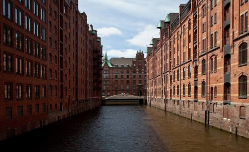 Fleet with view to Kannengießerort Bridge, left Block O right Block P