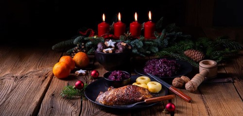 Klassische und knusprige geröstete ente mit kohl und knödel