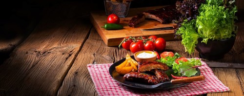 Delicious grilled ribs with barbecue sauce