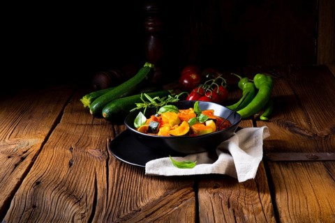 Vegetarische ratatouille mit frischem gemüse und kräutern