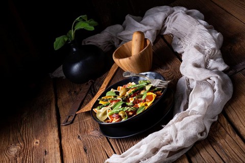 Pasta salad with green asparagus, olives and Parma ham