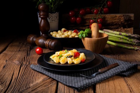 Crispy gnocchi with roasted asparagus and tomatoes