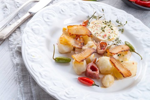 Jerusalem artichoke au gratin with ham and chili