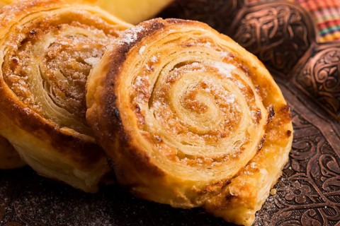 Puff pastry cookies with apple and cinnamon