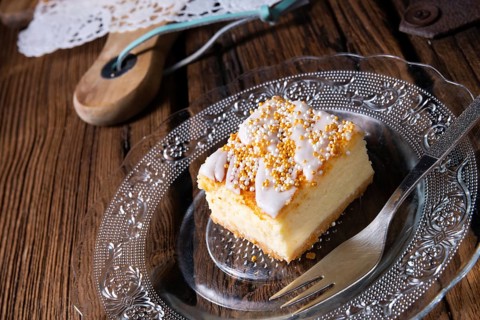 Succulent tin cheesecake with crumbs