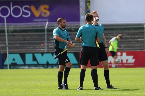 Drink break: Even the referees are thirsty in the summer heat at the SW 24-25 football league