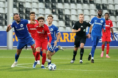 Yannick Häringer (Bahlinger SC /BSC) chases after his opponent Gabriel Carmine Pellegrion (SC