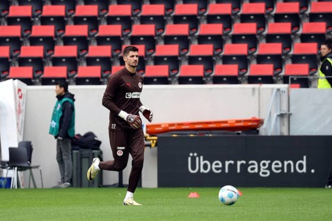 Advertising caption outstanding applies to goalkeeper Nikola Vasilj (FC St. Pauli) in the 1st FBL