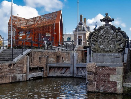 Lock complex with the historic start of the lock next to the modern building Open-air museum