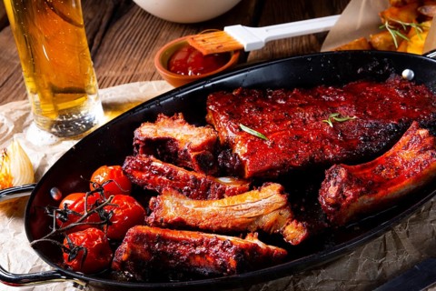 Grilled ribs in a spicy marinade with salad and vegetables