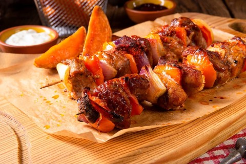 Süßkartoffeln fries mit würzigen paprika shashlik