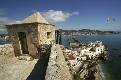 Baluarte de Santa Llúcia y barrio de Sa Penya, recinto amurallado de Dalt Vila (s.XVI) .Eivissa