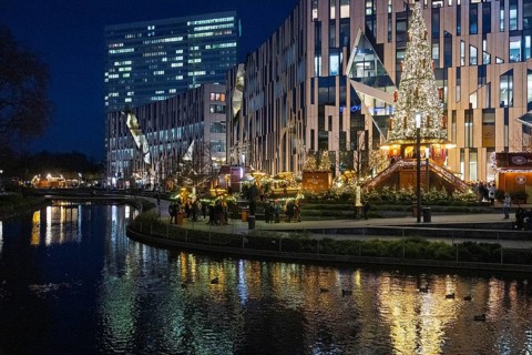 Decorated Christmas tree and Christmas market in front of the Kö-Bogen building at Corneliusplatz