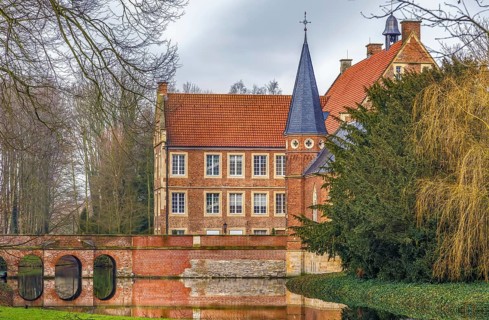 Hulshoff Castle, or Burg Hulshoff, is water castle, or Wasserschloss, located in Havixbeck in the