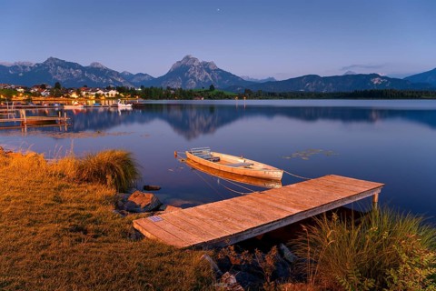 Wooden footbridge at Lake Hopfensee with the Allgäu Alps in the background, Allgäu, Swabia,